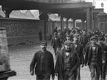 Click image for larger version. 

Name:	1901 workers leaving alexandra dock.jpg 
Views:	614 
Size:	24.6 KB 
ID:	28114